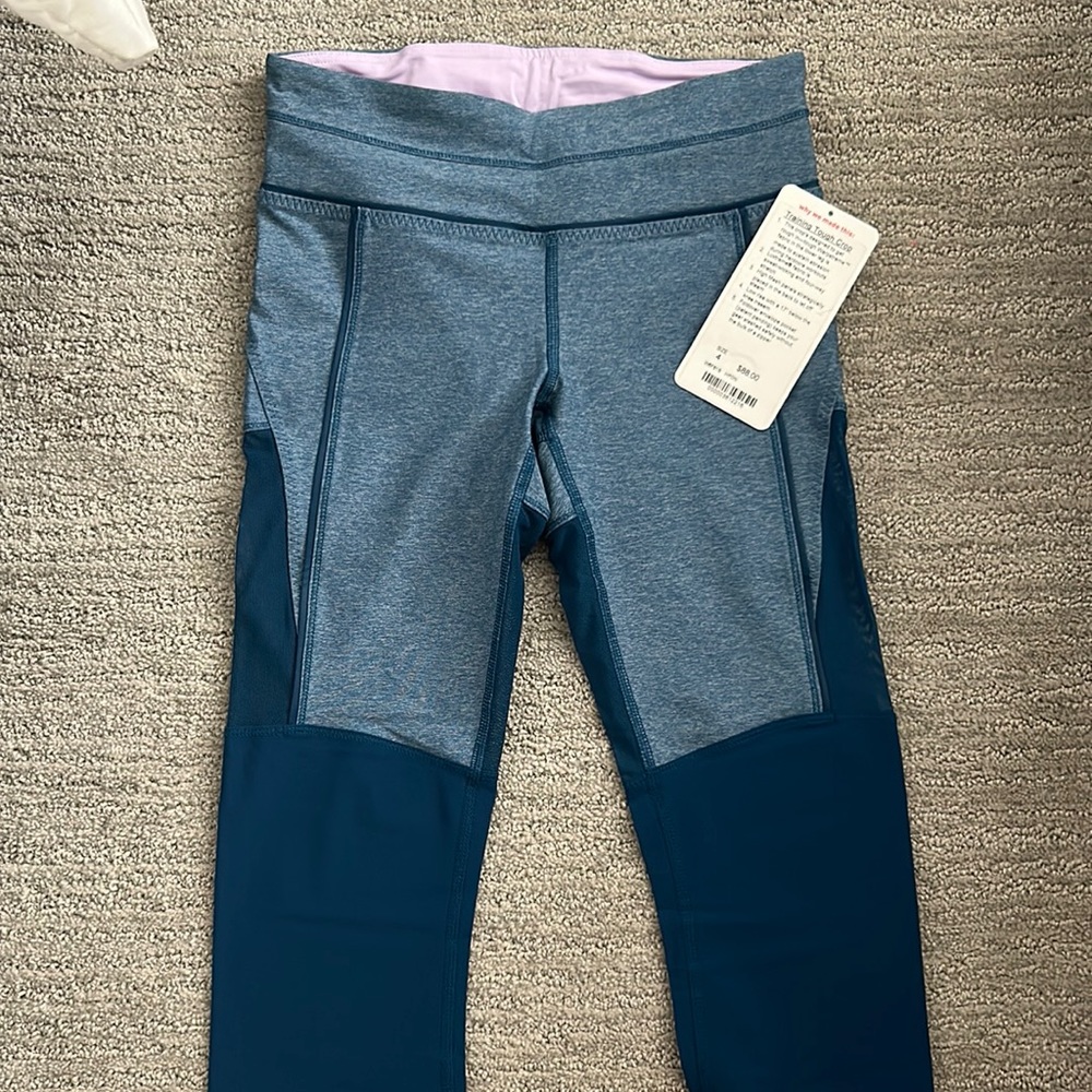 Lulu lemon training tough crop. Size 4